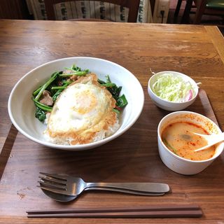 ケール丼　Mサイズ　(タイ料理 SK THAILAND)