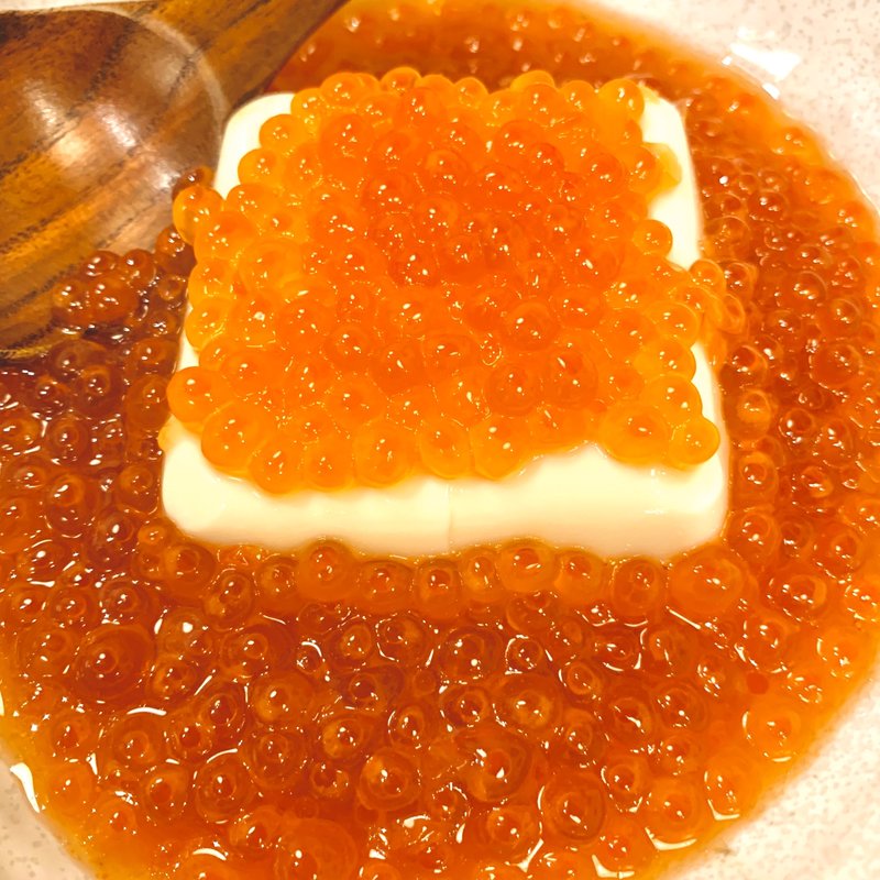 いくら正油漬けのせ冷やっこ(鮮度抜群 魚功（ギョコウ）)