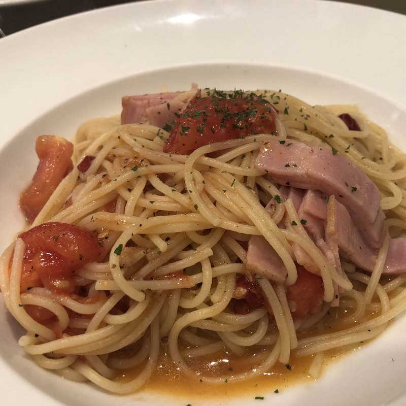 フレッシュトマトとベーコンのペペロンチーノ(Asaji)