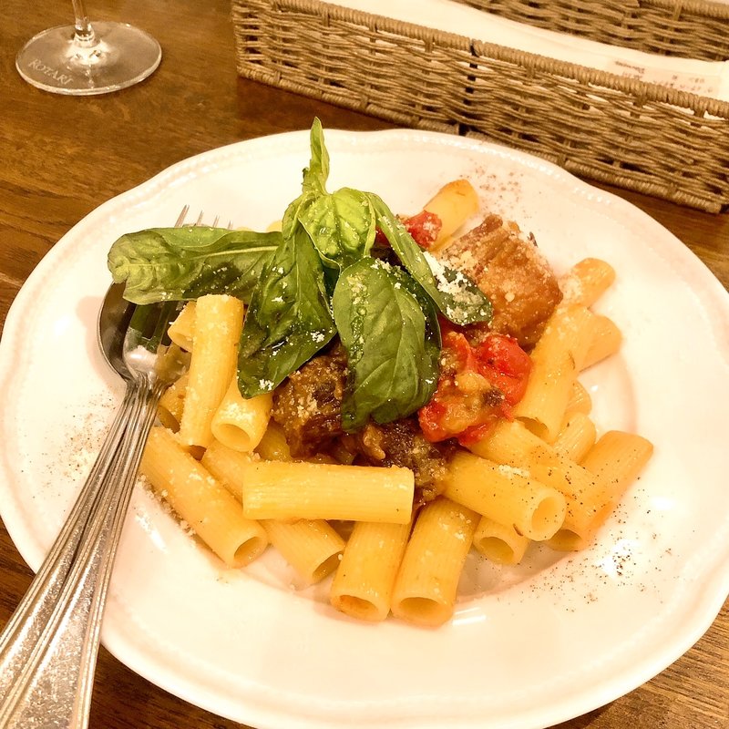 牛肉のオニオン煮込みソース和えリガトーニパルテノぺ風(パルテノペ 広尾店)