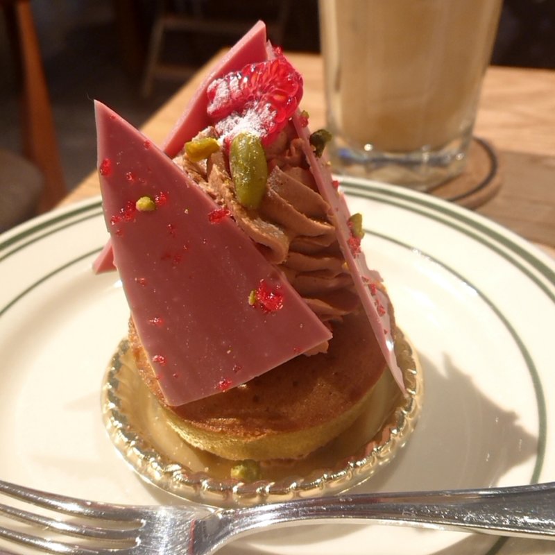 ルビーチョコレートとピスタチオのケーキ(REC COFFEE 博多マルイ店)