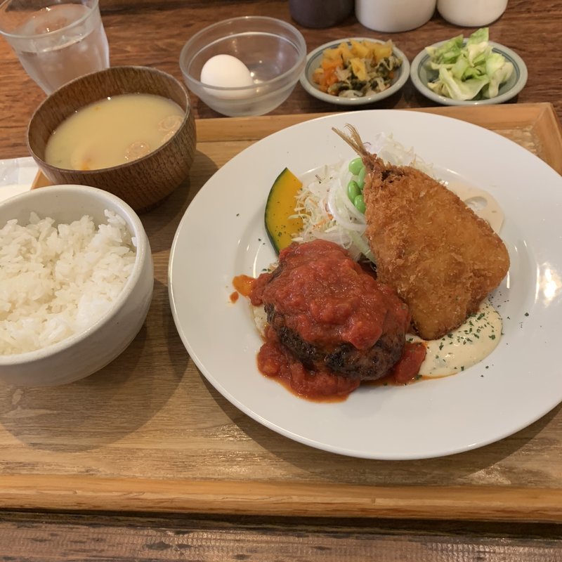 ハンバーグとアジフライ定食(いっかく食堂)