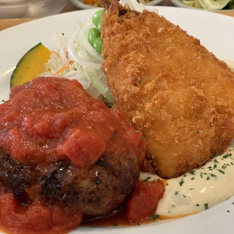 ハンバーグとアジフライ(いっかく食堂)