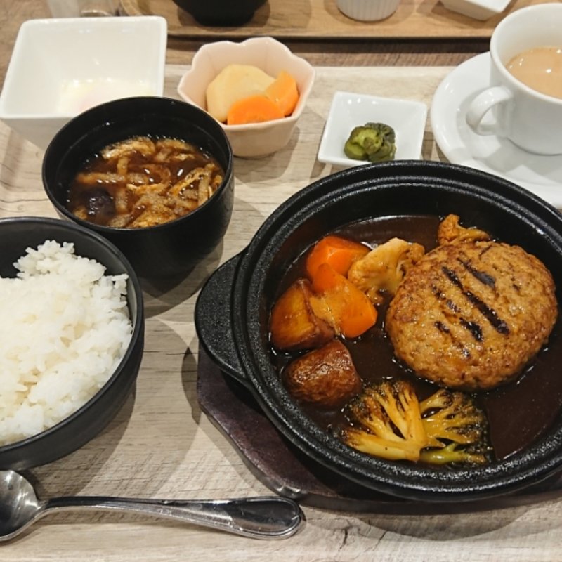 デミグラス煮込みハンバーグ温玉添え(TRCクラブ アーコレード(Accolade))