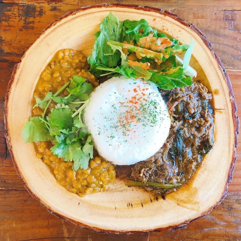 ナポカレー2種あいがけ（鰹だしとココナッツミルクのチキン煮込みカレー、ひよこ豆と梅干しのまろやかダルカレー）(旅カフェ シャンティ)