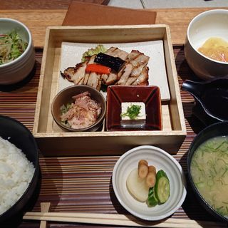 肉膳(ヒトシナヤ （Hitoshinaya）)