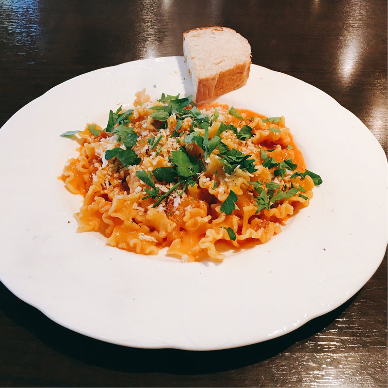 パルマ産生ハムと淡路島玉ねぎのトマトソース　ショートパスタのマファルダ(カーサ ディ カミーノ （Casa di Camino）)