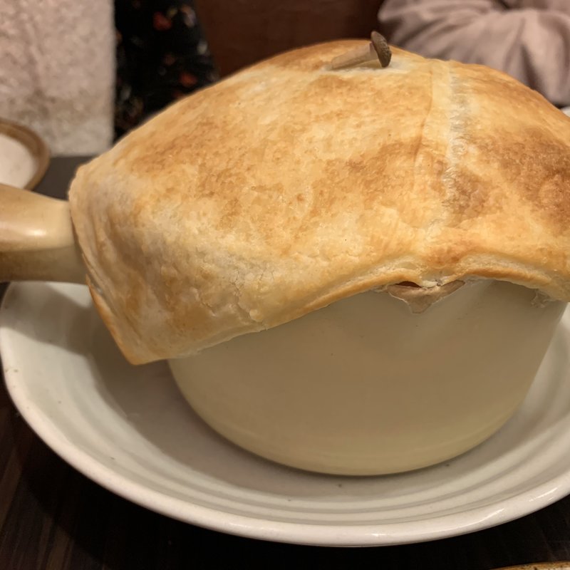 3種のキノコとチーズのパイ包みスープカレー(東京らっきょブラザーズ )