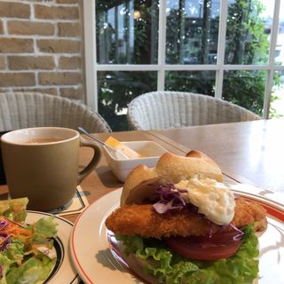 フィッシュサンド　ランチプレート(ヒナノコーヒー)