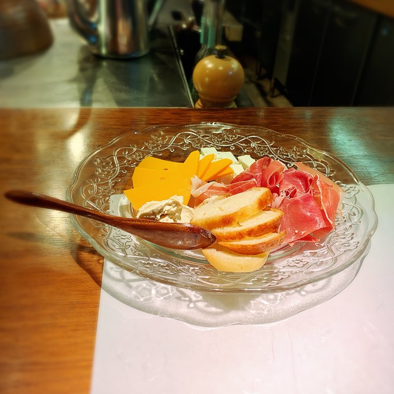 生ハムとチーズの盛り合わせ(八丁堀黒きん )