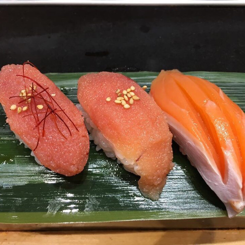サーモン、たらこ(立食い寿司 根室花まる 銀座店)