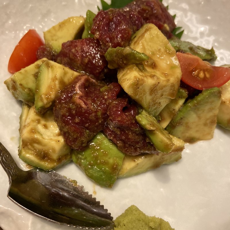  新鮮馬肉とアボカドのゴマダレ和え(とめ手羽　塩原店)