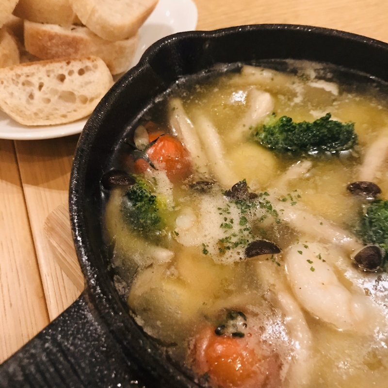 海老とキノコのアヒージョ(ワイン&バー ザ・ココビーチ)