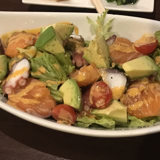 海の幸とアボカドのコブドレサラダ(バー レストラン エイチケイナイン （Bar Restaurant HK9nine）)