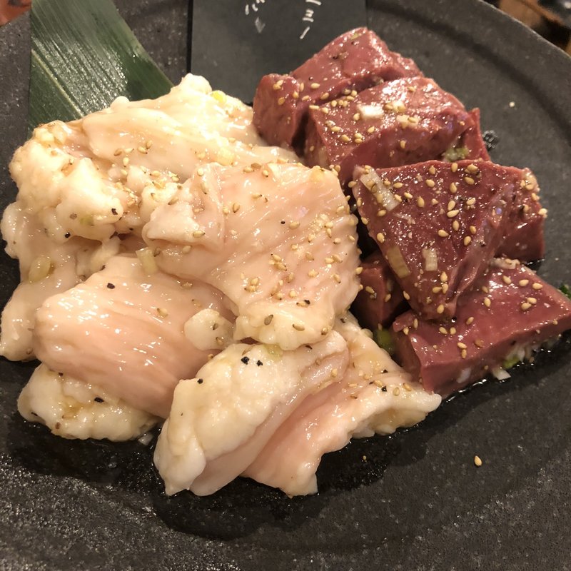 牛ハツ、シマチョウ(炭火焼肉ホルモンみなみ　はなれ)