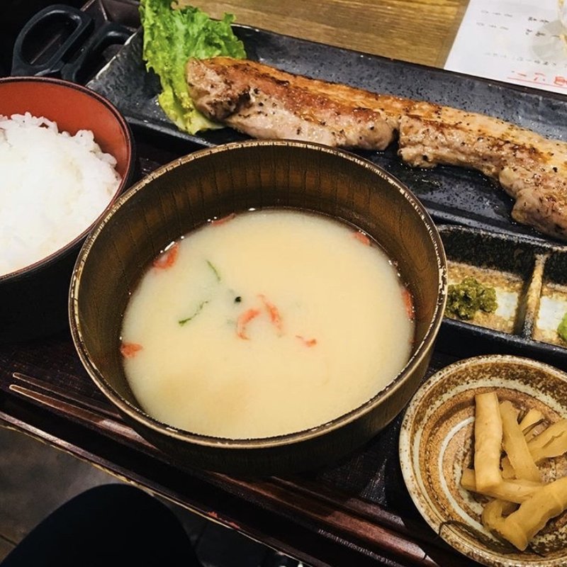 豊熟もち豚バラ黒胡椒焼き(鮮魚と炙り焼き　越後屋 平次　秋葉原店)