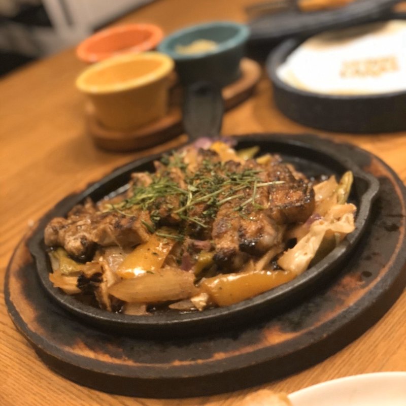 ハーブ三元豚ファヒータ(LAS DOS CARAS MODERN MEXICANO Y TACOS)