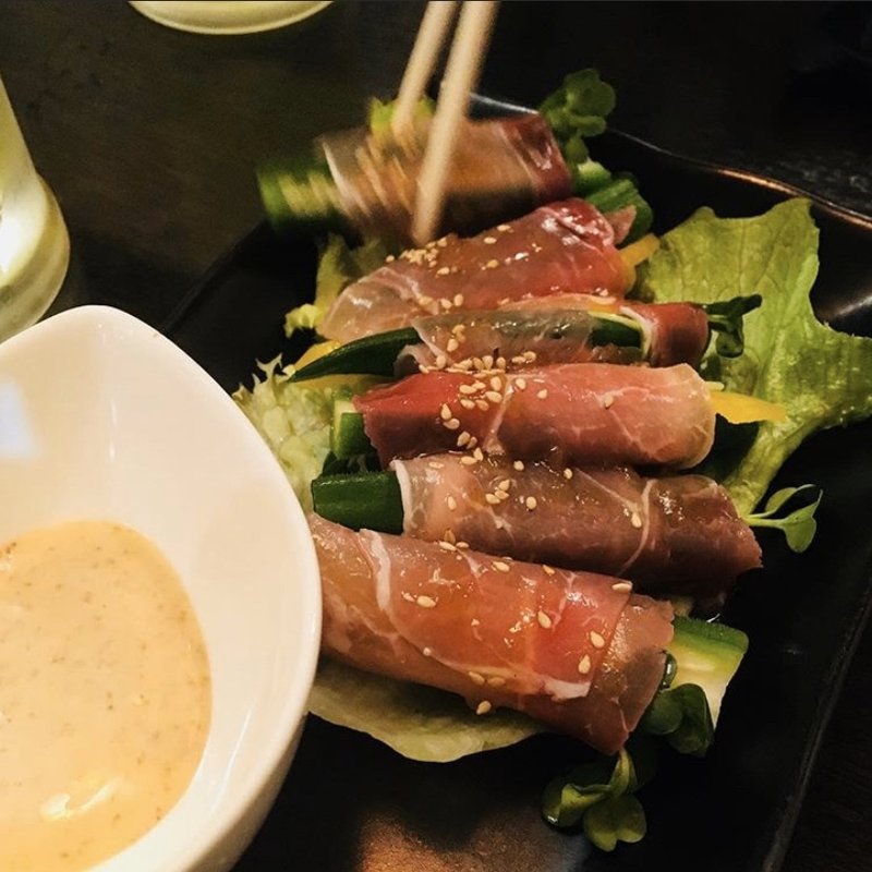 オクラの生ハム巻き＋飲み物1品(狸亭　居酒屋)