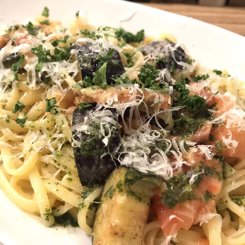 ナスとベーコンの生トマト＆バジルのソース(ヒラタパスタ)