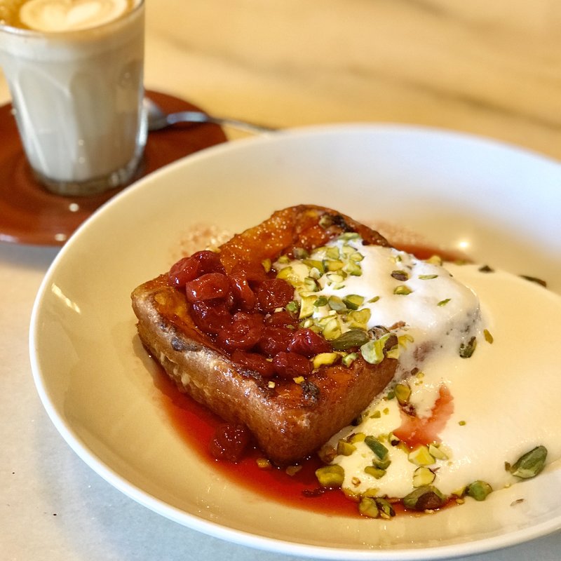 フレンチトースト・季節のフルーツとグリークヨーグルト添え(bills 二子玉川 （ビルズ）)