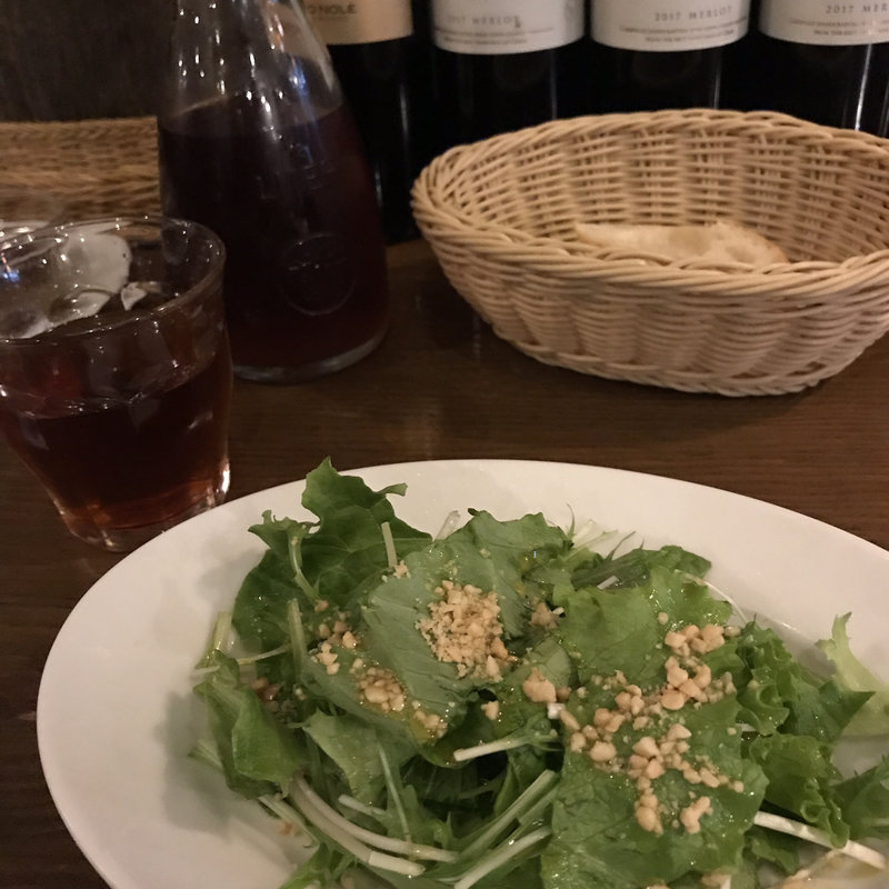 ランチについてくるサラダとバゲット(デニーロ神田店)