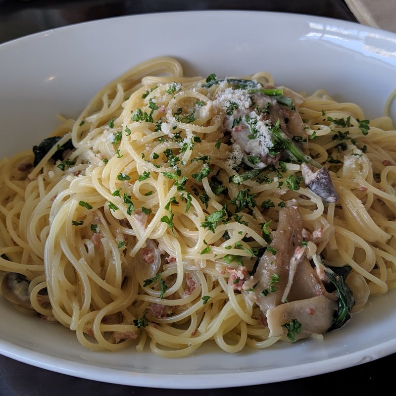 生ハムとキノコ・ほうれん草のクリームソースパスタ(イタリアンレストラン she-Bop terrace 蒲田店)