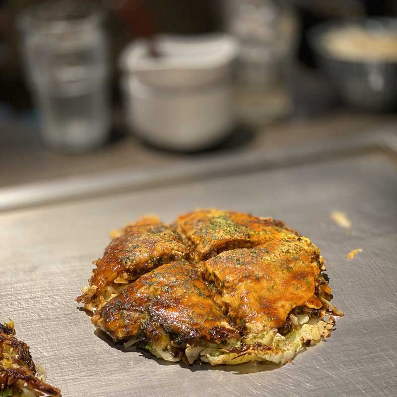 ぎゅんたモダン焼き「いかすじかすモダン玉」(神戸・六甲道 ぎゅんた)