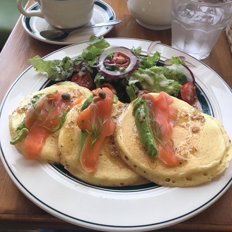 サーモンとアボガドのパンケーキ(gram)