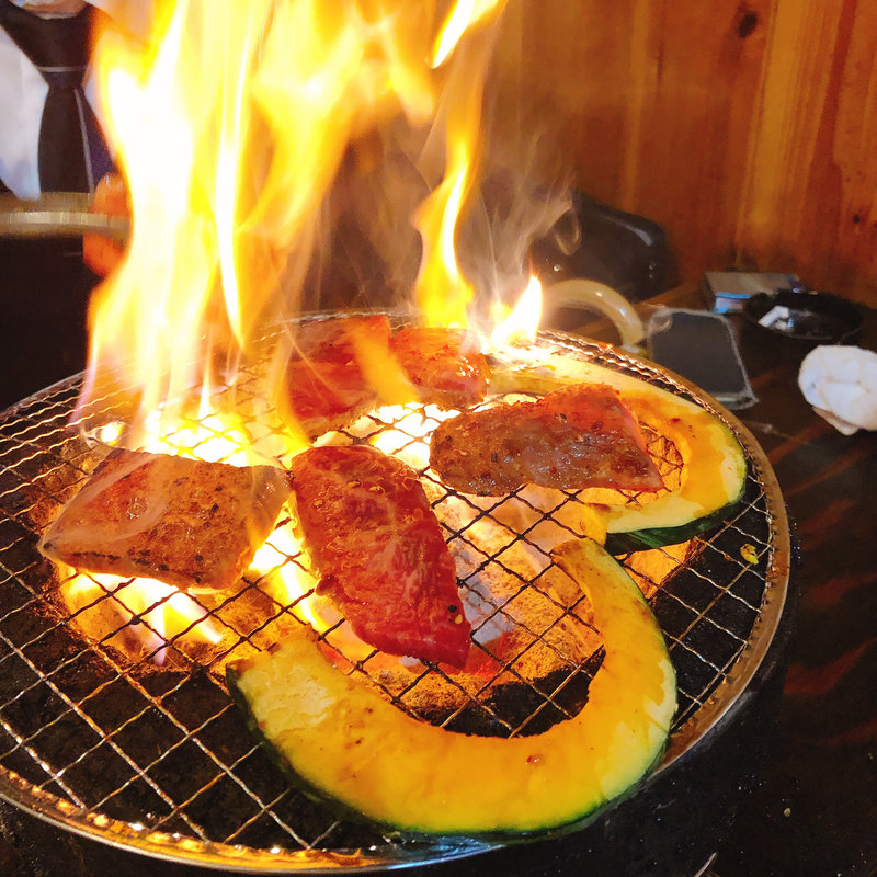 (炭火焼肉 仁)