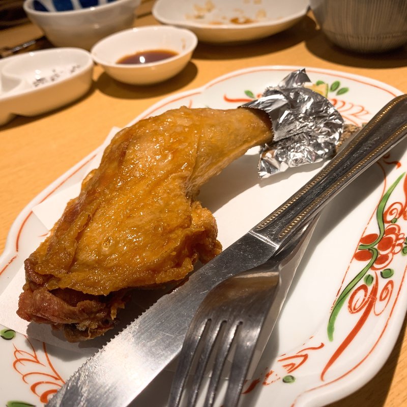 骨付きヒナ鳥のモモ肉パリパリ揚げ(手打蕎麦 ごとう)