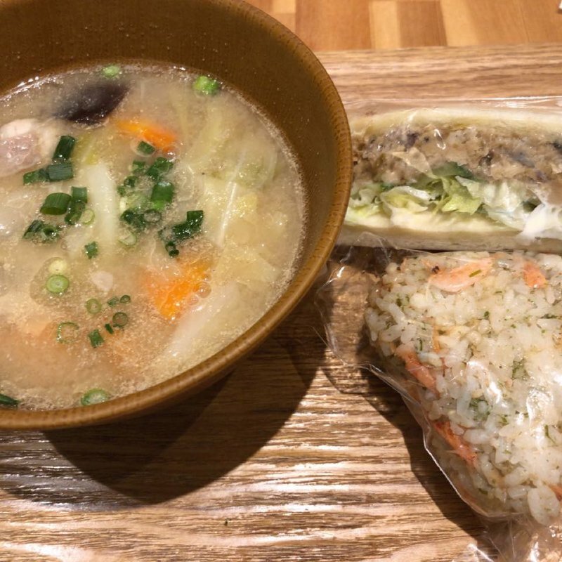 豚汁、おにぎり、サバサンド(カヤバヤ 横浜ランドマーク店)