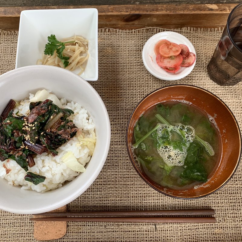鶏ひき肉とキャベツの魚醤かてめし （スイスチャードの梅酢漬のせ）(ショクヤボ農園)
