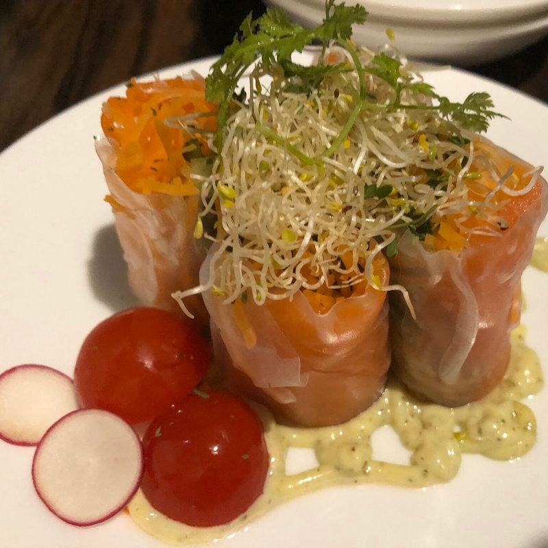 ベトナム風生春巻き～スモークサーモン＆シャキシャキ野菜～(PLUM茶屋町店 )