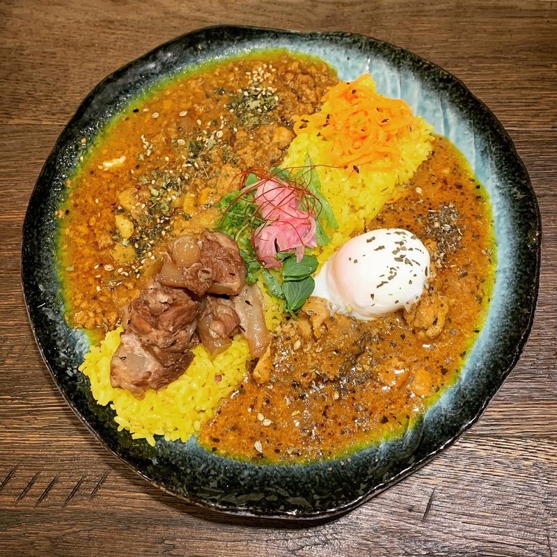 2種盛りカレー　トマトバジルチキン+イカ軟骨キーマ+豚軟骨煮込み(スパイシーカリーハウス半月)