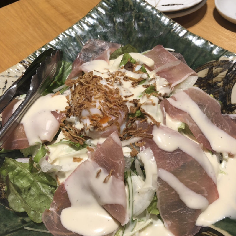 生ハムと温泉たまごのシーザーサラダ(稲田屋 大手町店 )