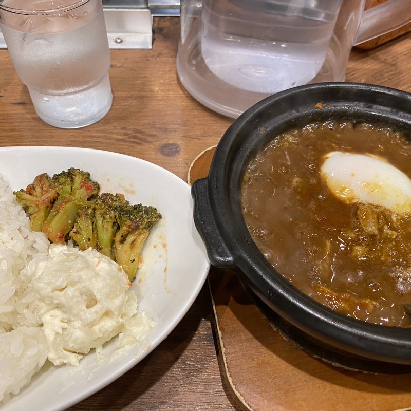 牛すじ煮込み玉子カレー(ホットスプーン 西新宿店（Hot Spoon）)