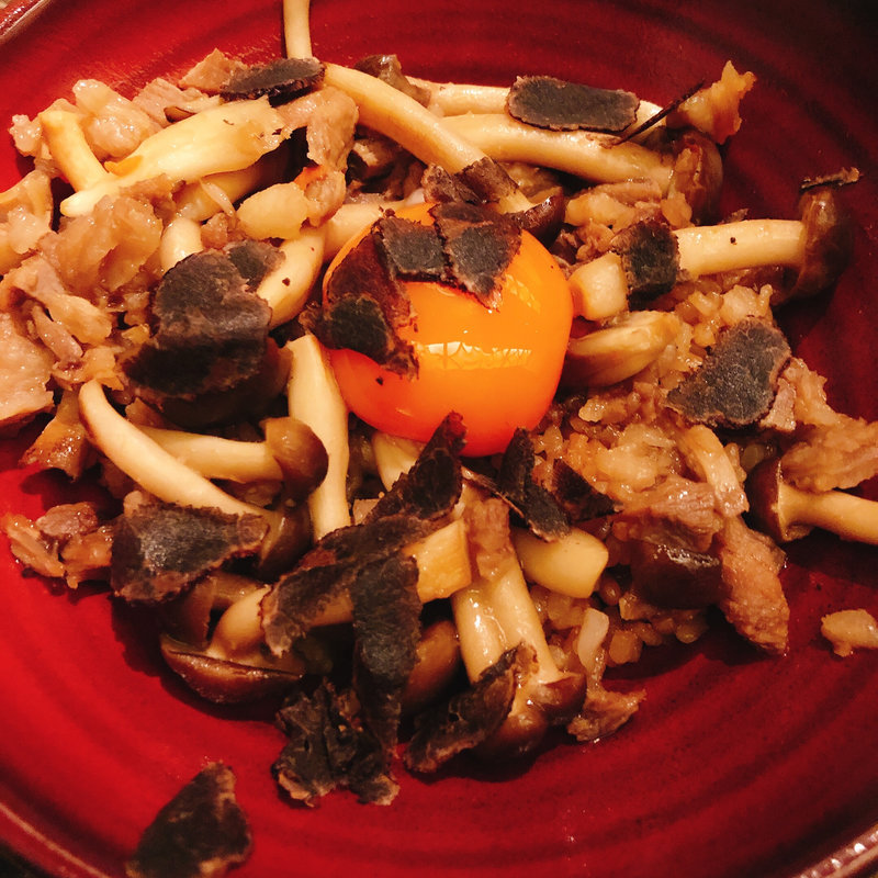 黒毛和牛の煮込みをのせた卵かけきのこご飯(Shangri-La's secret （シャングリラズ シークレット）)