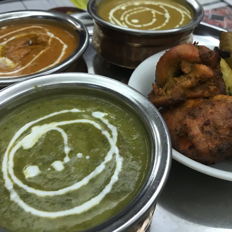 ディナーセット　カレー3種とケバブなど(ナマステタージマハル上牧店)