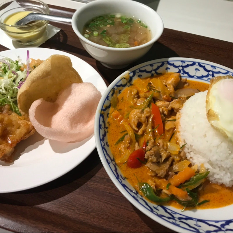 パプリッケンガーイ　目玉焼きのせ　本日のランチ(タイ料理店ディーディー)