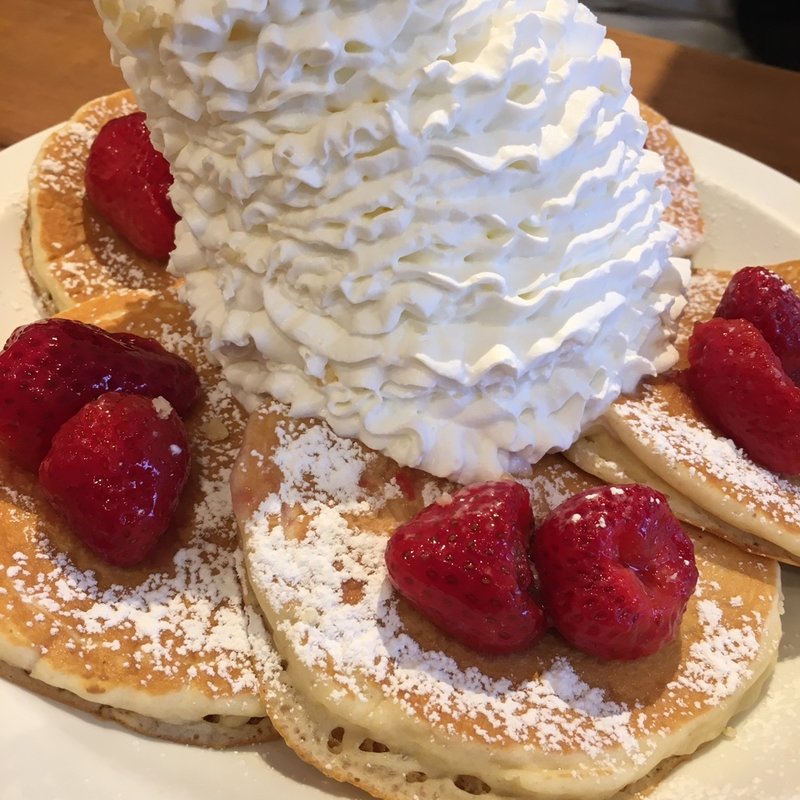 ストロベリー、ホイップクリームとマカデミアナッツパンケーキ(Eggs 'n Things 名古屋PARCO店)