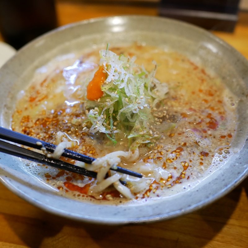 鰹出汁の坦々太麺(地酒や もっと)
