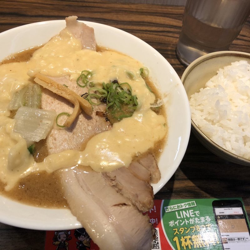 ラクレットチーズみそラーメン(札幌味噌のマルエス)