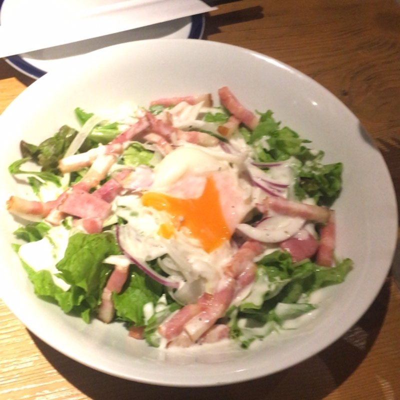 ベーコンと温泉卵のサラダ(タペオ )
