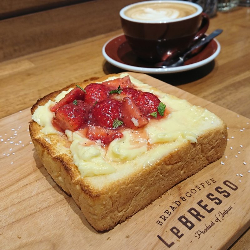 ストロベリー&カスタードトースト(レブレッソ横浜元町店)