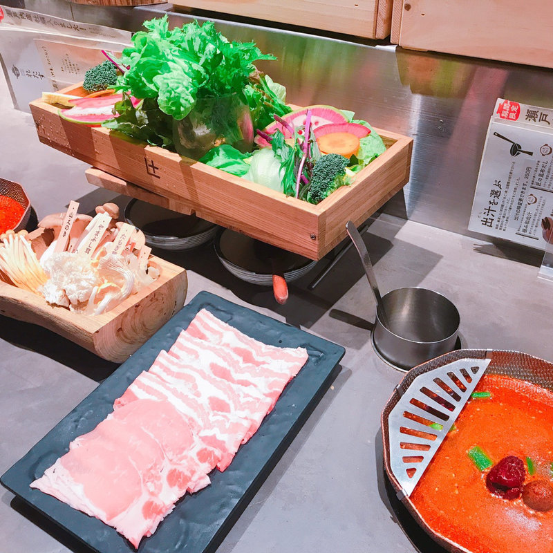 薬膳　麻辣火鍋 牛タンと大麦三元豚(しゃぶしゃぶ れたす 中目黒本店)