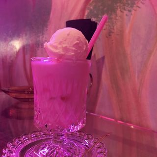 イチゴミルクフロート(ニュー秘宝館)