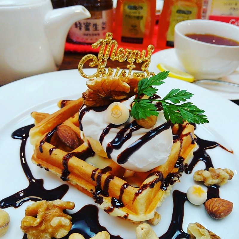 ミックスナッツとチョコレートソースのワッフル(カフェ　ベリー （カフェベリー）)