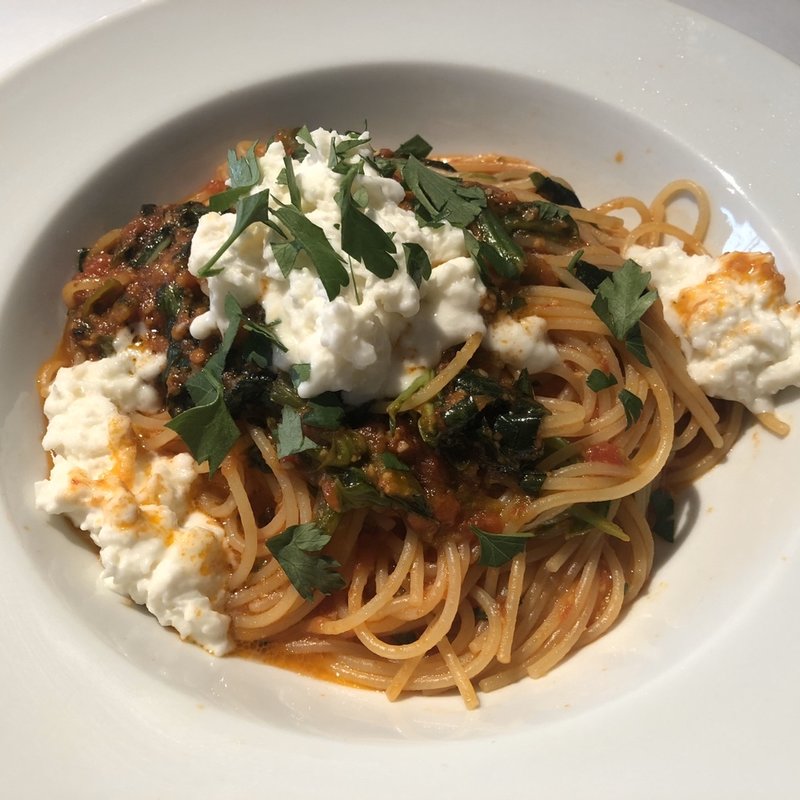 フレッシュチーズとバジリコの辛いトマトソースパスタ(トラットリア・フィレンツェ・サンタマリア 南青山店)