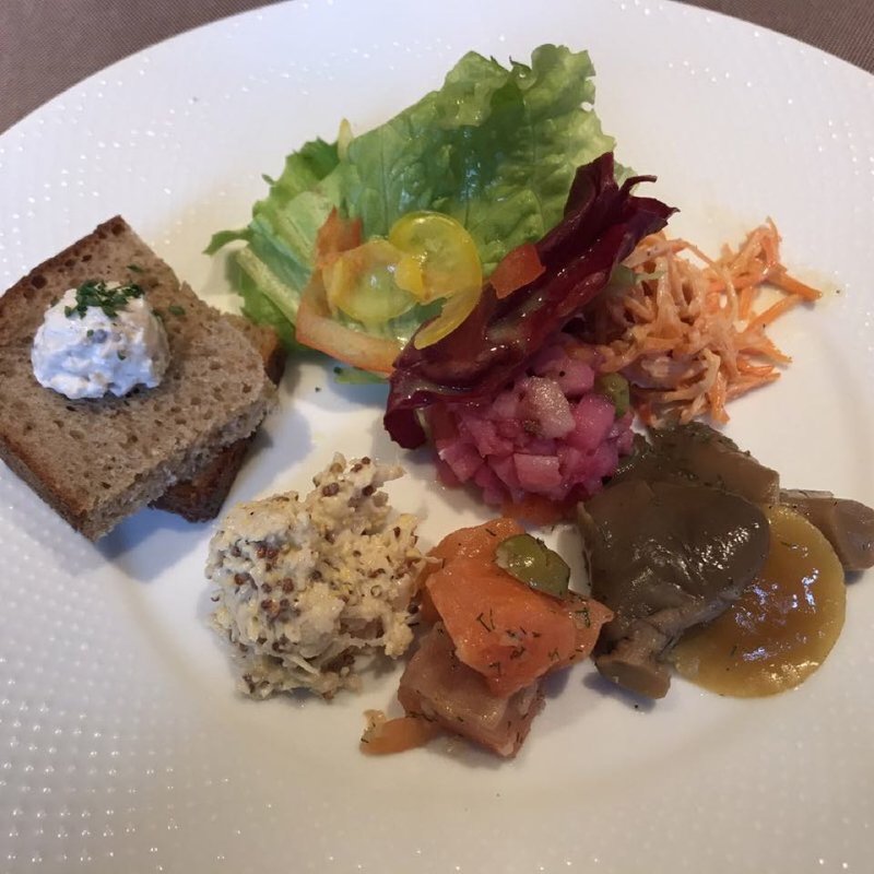 ザクスカ　前菜とサラダ盛り合わせ　2人前(ロゴスキー 銀座 ROGOVSKI)