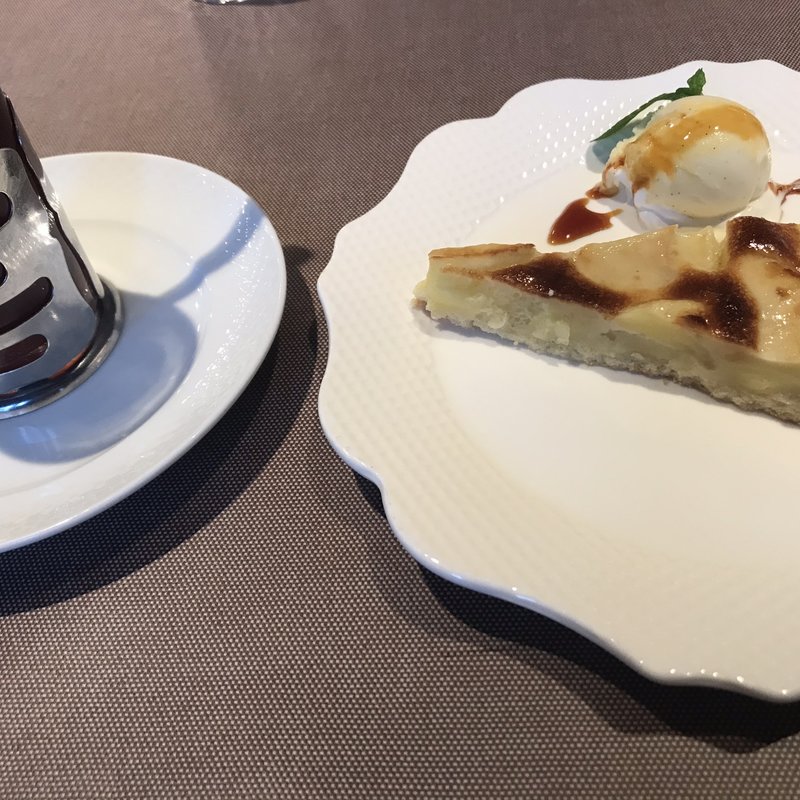 りんごのタルト　ロシア紅茶(ロゴスキー 銀座 ROGOVSKI)